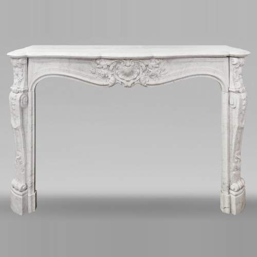 Cheminée de style Louis XV en marbre de Carrare à décor végétal