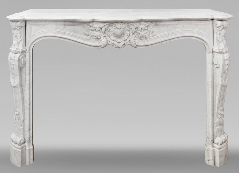 Cheminée de style Louis XV en marbre de Carrare à décor végétal-0