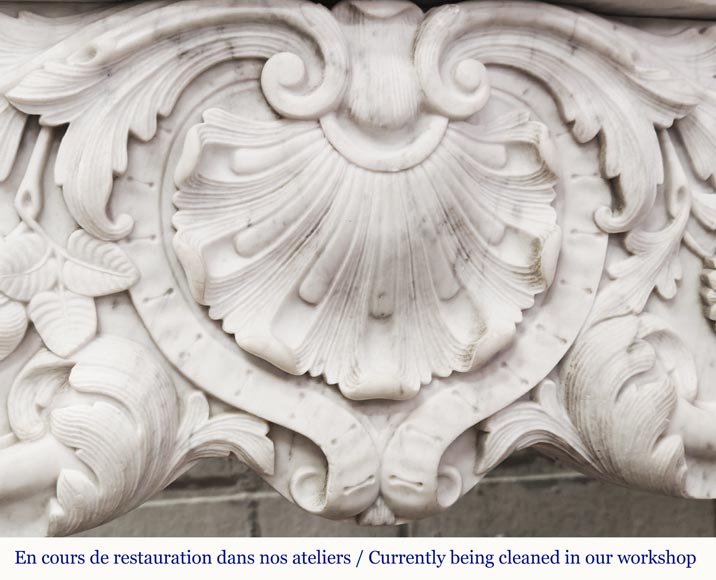 Cheminée de style Louis XV en marbre de Carrare à décor végétal-2