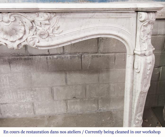 Cheminée de style Louis XV en marbre de Carrare à décor végétal-10