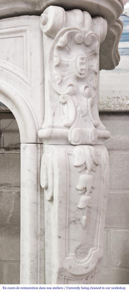 Cheminée de style Louis XV en marbre de Carrare à décor végétal-11