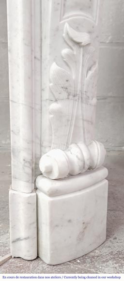 Cheminée de style Louis XV en marbre de Carrare à décor végétal-12