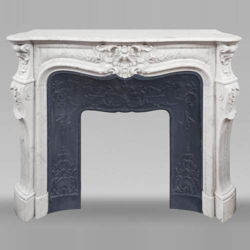 Cheminée de style Louis XV en marbre de Carrare finement sculptée