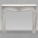 Cheminée style Louis XV en marbre de Carrare décorée d'une coquille