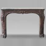 Cheminée d'époque Louis XV en marbre Griotte