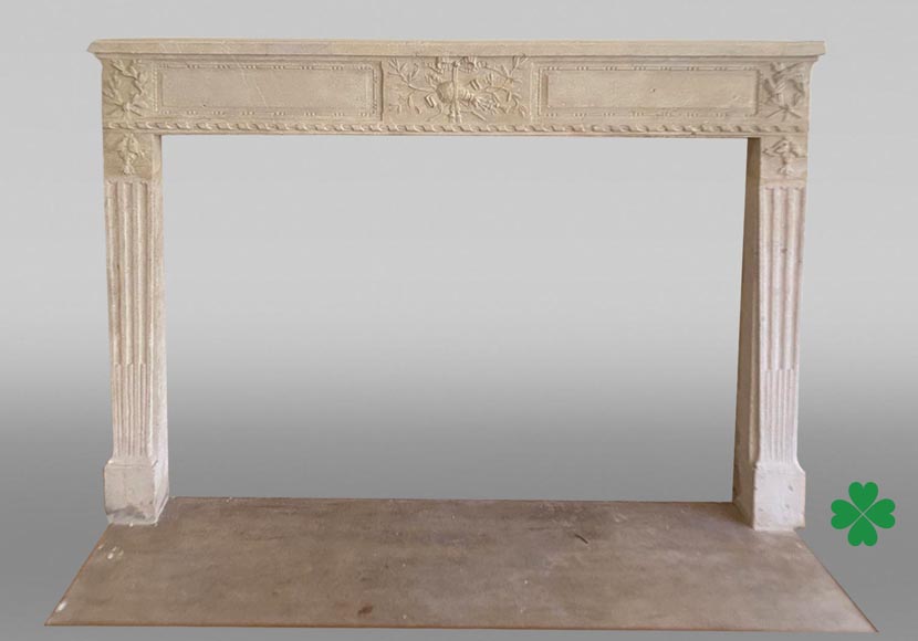 Cheminée d’époque Louis XVI en pierre sculptée-0