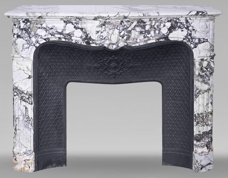Cheminée de style Régence en brèche violette, décorée d'une grosse coquille-0