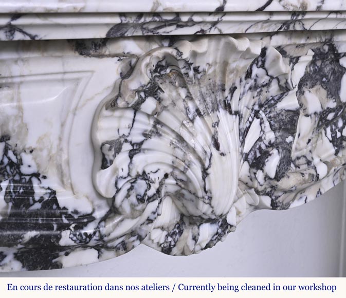 Cheminée de style Régence en brèche violette, décorée d'une grosse coquille-2