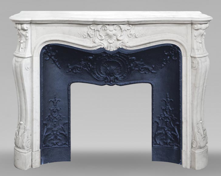 Cheminée de style Louis XV en marbre de Carrare à palmette fleurie-0