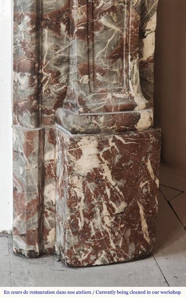 Cheminée d'époque Louis XV en Rouge Royal, décorée d'une palmette-9