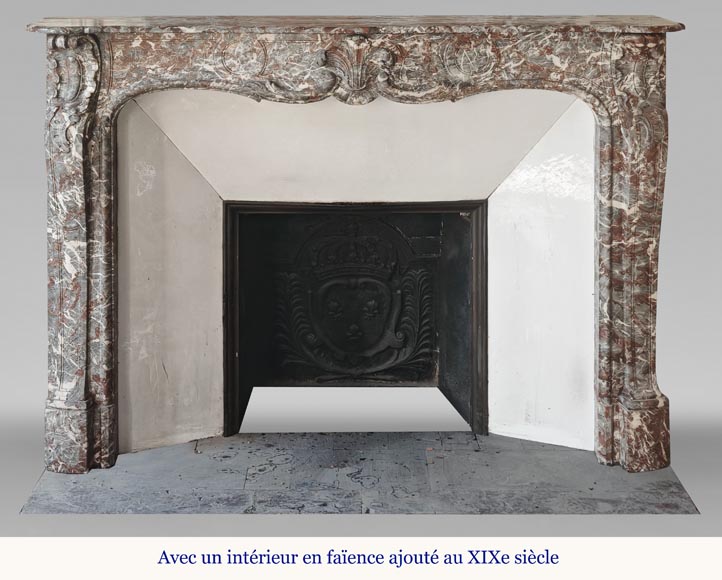 Cheminée d'époque Louis XV en Rouge Royal, décorée d'une palmette-12