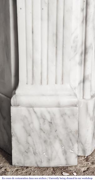 Cheminée de style Louis XV à la jolie palmette asymétrique, en marbre Arabescato-5
