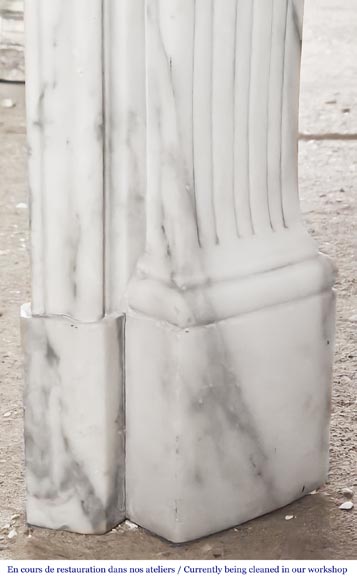 Cheminée de style Louis XV à la jolie palmette asymétrique, en marbre Arabescato-8