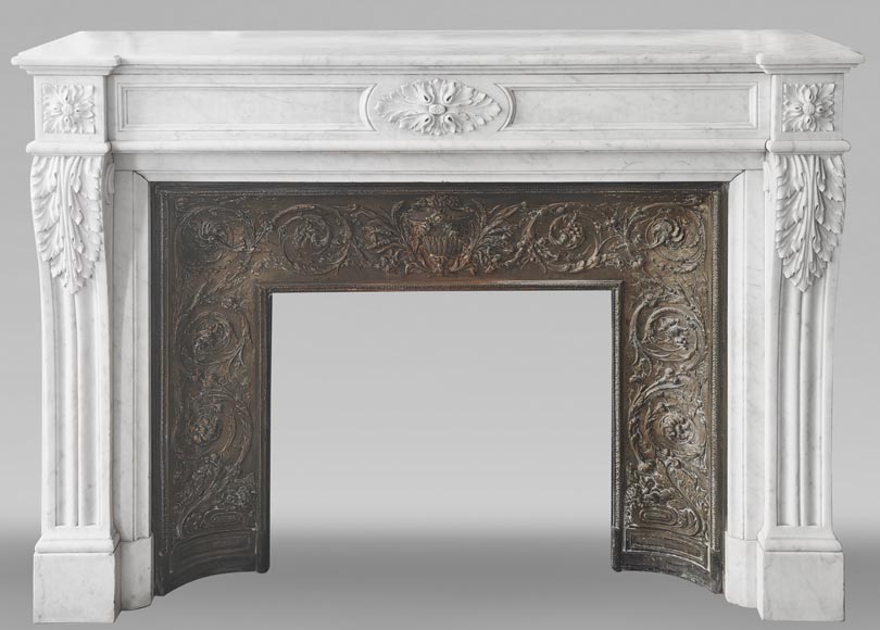 Cheminée de style Louis XVI à feuille d'acanthe, en marbre de Carrare-0