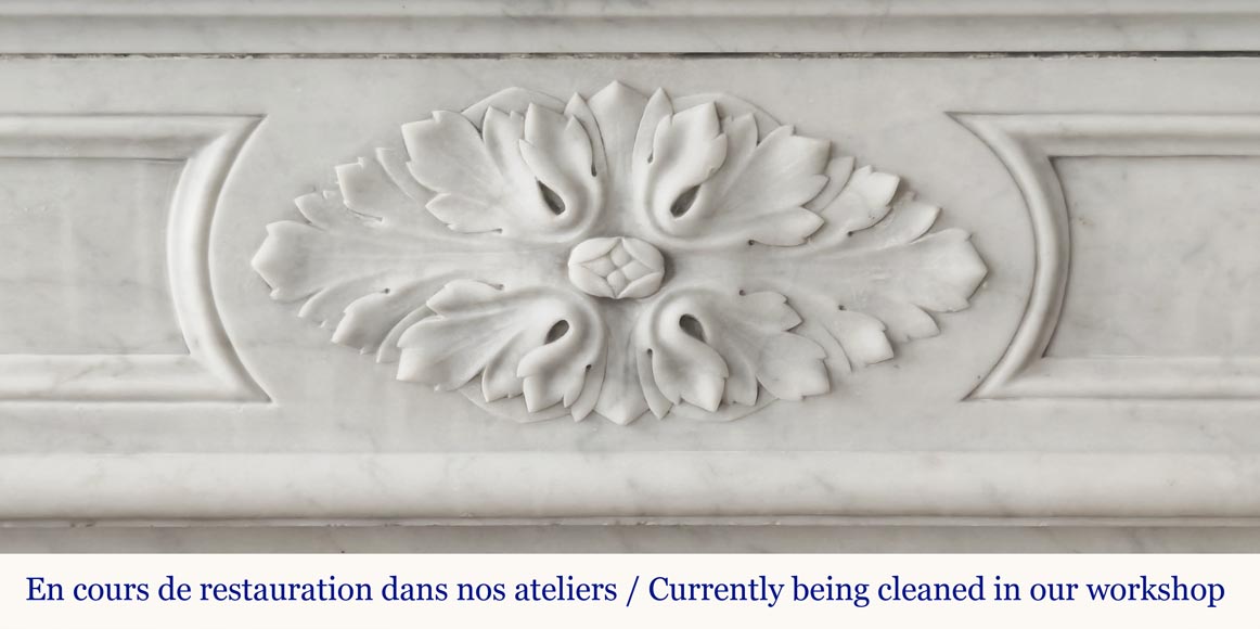 Cheminée de style Louis XVI à feuille d'acanthe, en marbre de Carrare-1