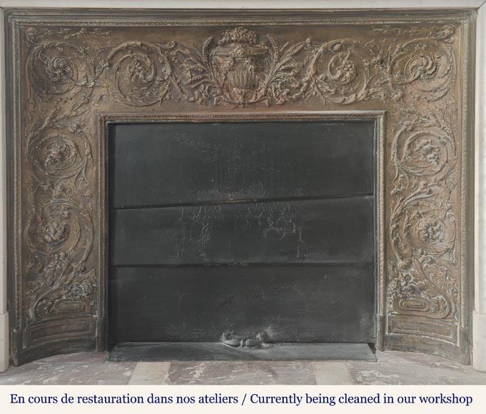 Cheminée de style Louis XVI à feuille d'acanthe, en marbre de Carrare-9