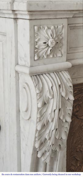 Cheminée de style Louis XVI à feuille d'acanthe, sculptée en marbre de Carrare-4