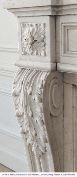 Cheminée de style Louis XVI à feuille d'acanthe, sculptée en marbre de Carrare-5