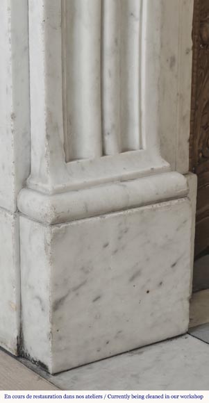 Cheminée de style Louis XVI à feuille d'acanthe, sculptée en marbre de Carrare-6