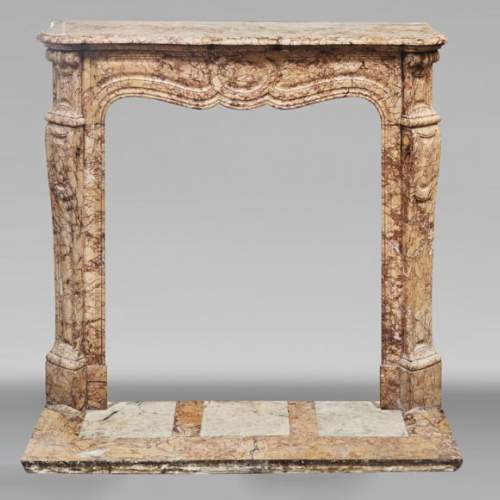 Cheminée de style Louis XV modèle Pompadour, en marbre type brocatelle