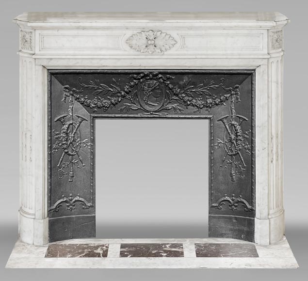 Cheminée Louis XVI aux angle arrondis, en marbre de Carrare-0