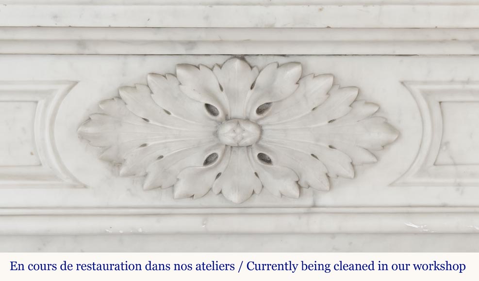 Cheminée Louis XVI aux angle arrondis, en marbre de Carrare-1