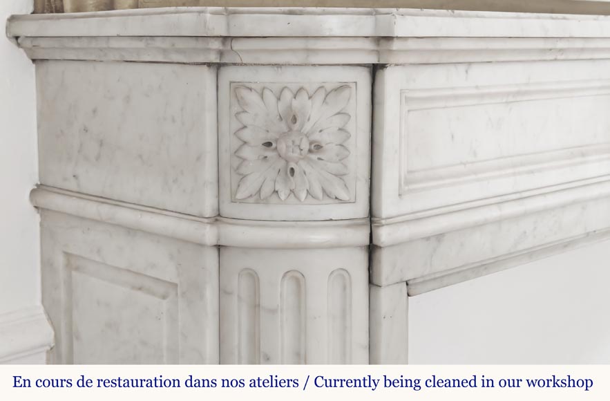 Cheminée Louis XVI aux angle arrondis, en marbre de Carrare-2