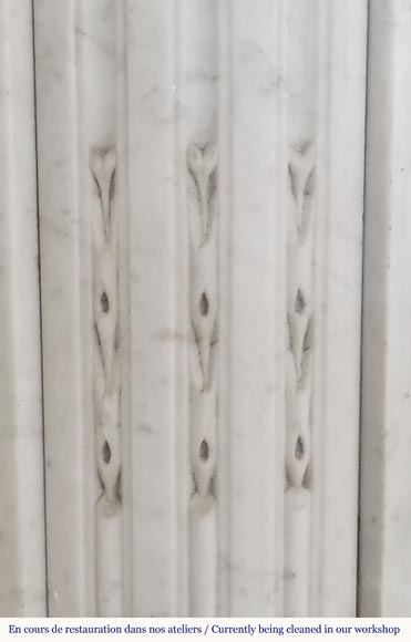 Cheminée Louis XVI aux angle arrondis, en marbre de Carrare-3