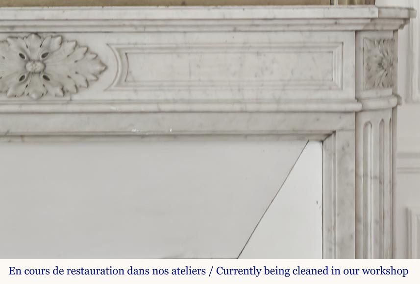 Cheminée Louis XVI aux angle arrondis, en marbre de Carrare-6