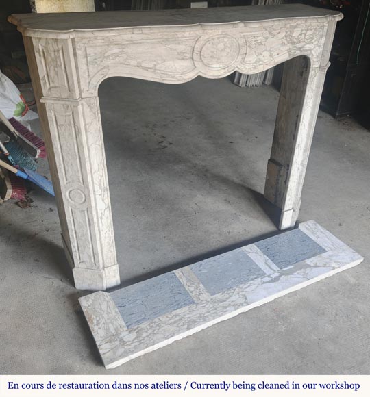 Cheminée de style Louis XV modèle Pompadour, en brèche Médicis grise-2