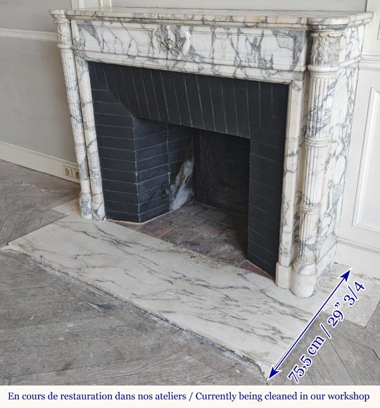 Cheminée de style Louis XVI à colonnes détachées, en marbre Arabescato-8
