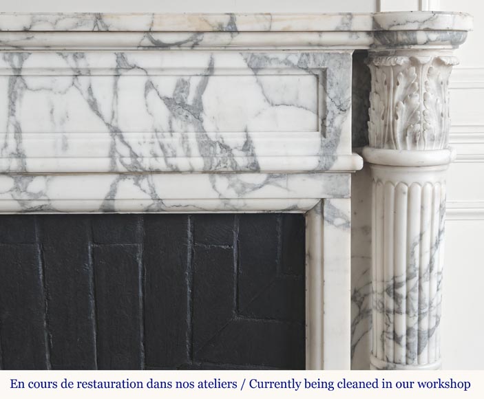 Cheminée de style Louis XVI à colonnes détachées, en marbre Arabescato-9