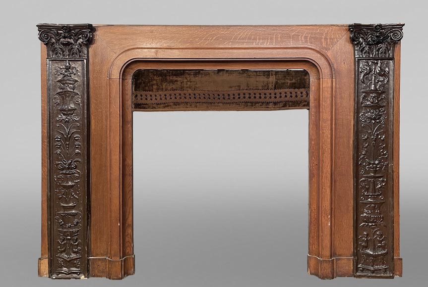 Cheminée en chêne avec bas-reliefs en plâtre imitation bronze, datée de 1896-2
