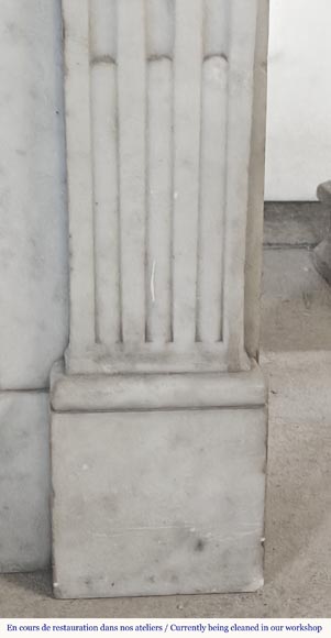 Cheminée de style Louis XVI à tournesols, en marbre de Carrare-7