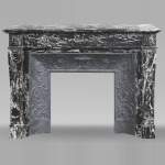 Cheminée de style Louis XVI décorée d'une fleur, en marbre noir Marquina