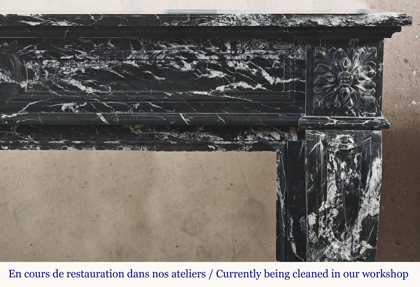 Cheminée de style Louis XVI décorée d'une fleur, en marbre noir Marquina-7