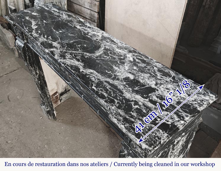 Cheminée de style Louis XVI décorée d'une fleur, en marbre noir Marquina-9