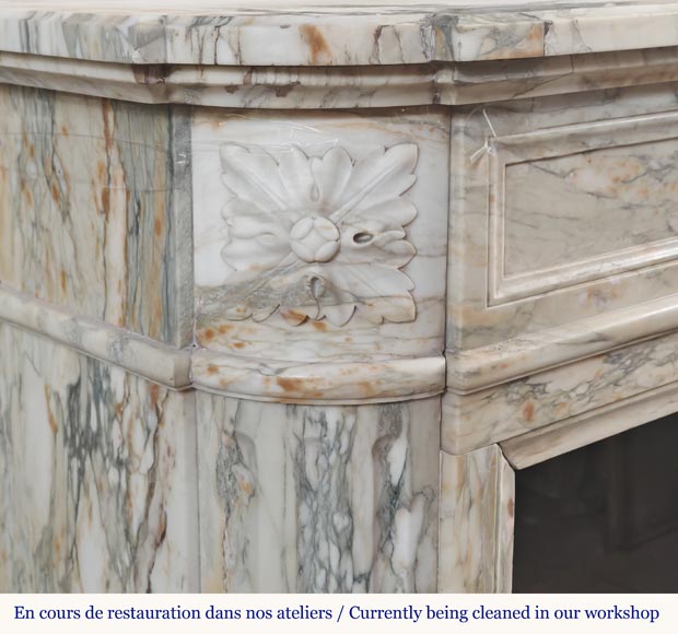 Cheminée de style Louis XVI à coin arrondie, en brèche de Médous-4