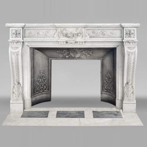 Très belle cheminée de style Louis XVI au très riche décor, sculptée en marbre de Carrare