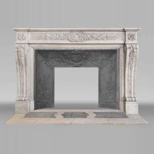 Cheminée de style Louis XVI en marbre de Carrare très sculpté, à décor floral