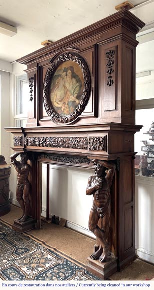 Grande cheminée monumentale en noyer sculpté, décorée d’atlantes et d’un médaillon peint-8