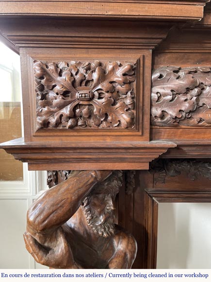 Grande cheminée monumentale en noyer sculpté, décorée d’atlantes et d’un médaillon peint-9