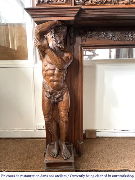 Grande cheminée monumentale en noyer sculpté, décorée d’atlantes et d’un médaillon peint-10
