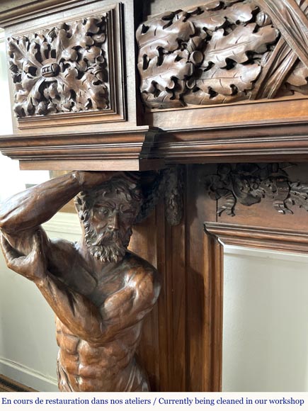 Grande cheminée monumentale en noyer sculpté, décorée d’atlantes et d’un médaillon peint-11
