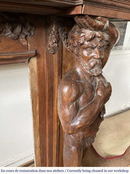 Grande cheminée monumentale en noyer sculpté, décorée d’atlantes et d’un médaillon peint-12