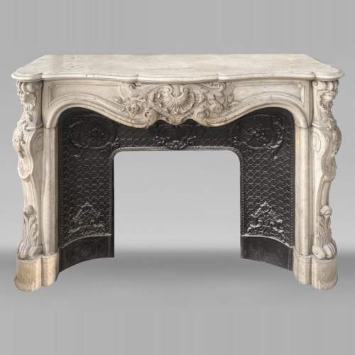Cheminée de style Louis XV très sculptée en marbre de Carrare, décorée de fleurs