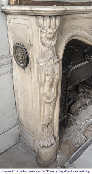 Cheminée de style Louis XV très sculptée en marbre de Carrare, décorée de fleurs-6
