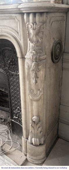 Cheminée de style Louis XV très sculptée en marbre de Carrare, décorée de fleurs-9