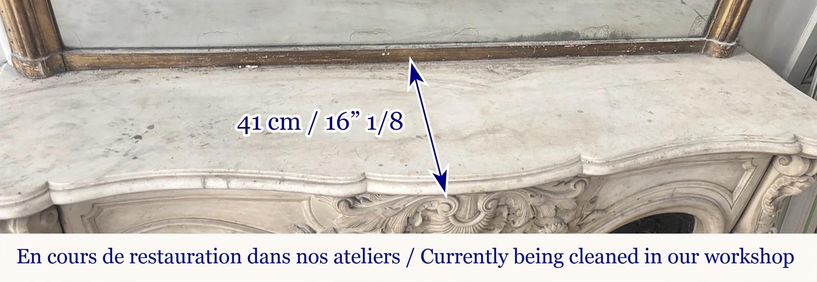Cheminée de style Louis XV très sculptée en marbre de Carrare, décorée de fleurs-12