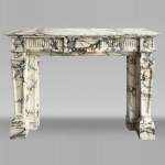 Cheminée de style Louis XVI en marbre Paonazzo, à décor de frise de perle